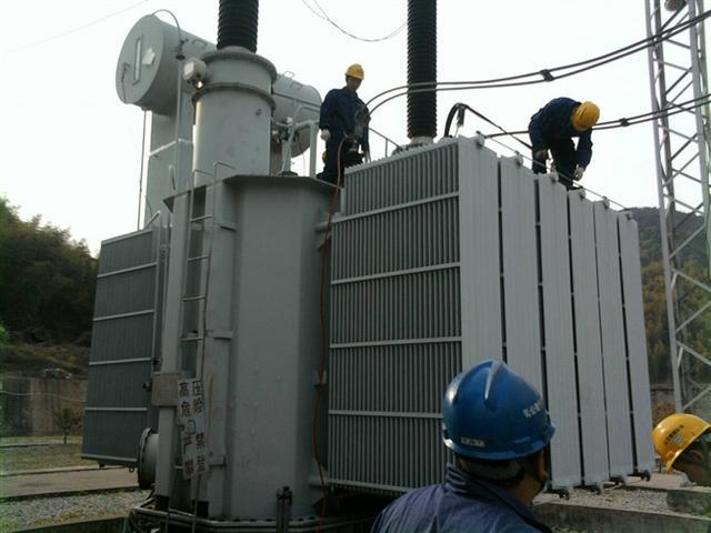 作業(yè)人員安全保護(hù)繩系在安全水平保護(hù)繩上，確保在變壓器本體上移動(dòng)始終不會(huì)失去保護(hù)。