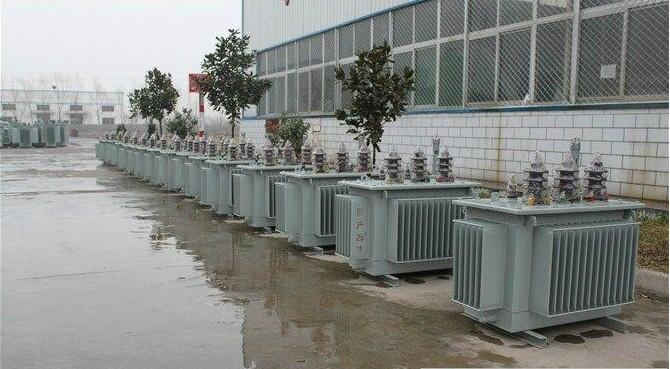 油浸式變壓器的保養(yǎng)如何去做？預(yù)防滲漏油：油浸式變壓器在油箱內(nèi)充滿變壓器油，裝配中依靠緊固件對(duì)耐油橡膠元件加壓而密封。